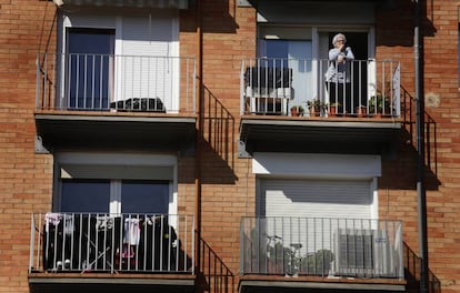 Una mujer en el balcón de su casa en Terrassa durante el estado de alarma.