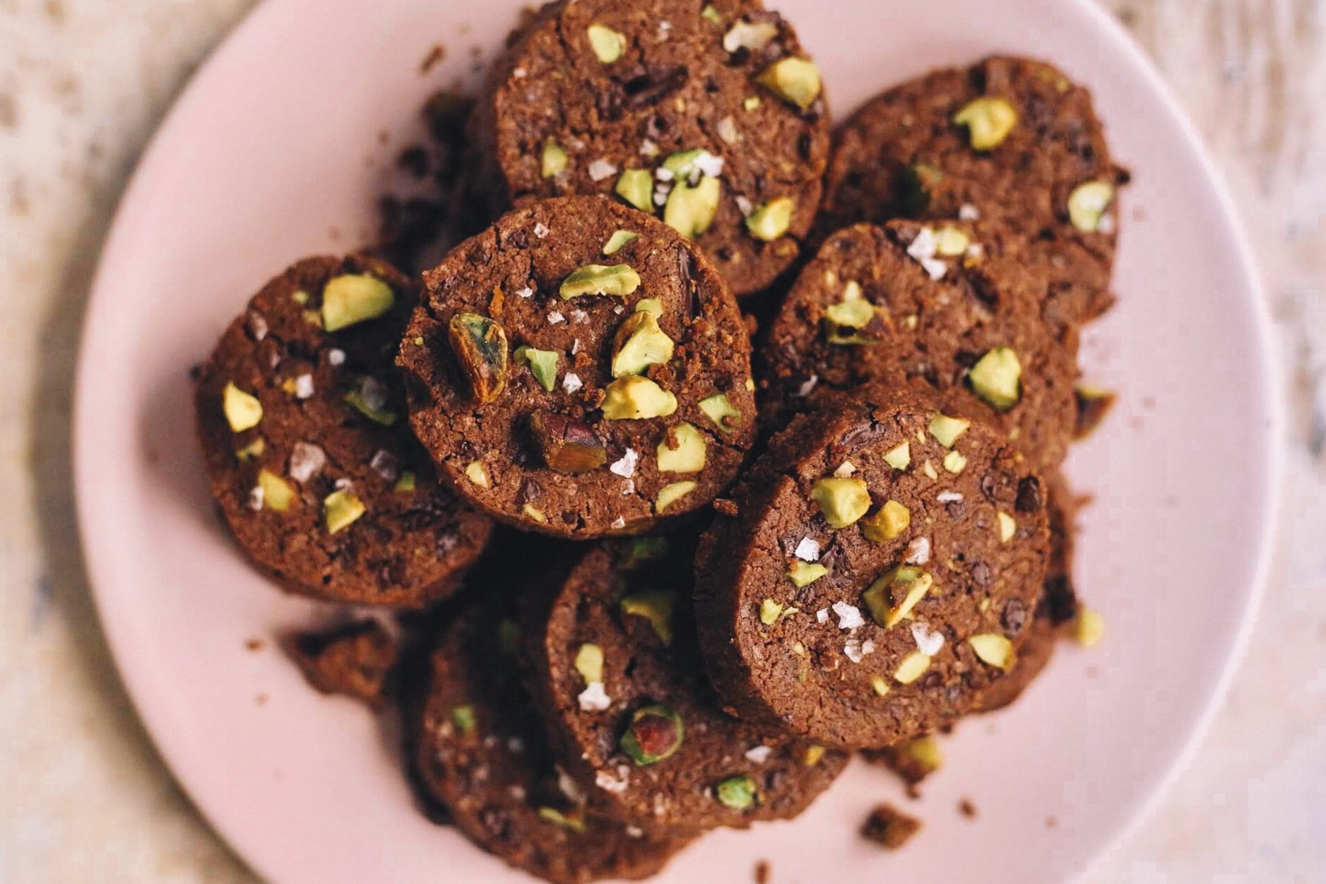 Galletas de chocolate, pistacho y sal en escamas