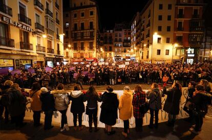 Manifestantes forman un círculo en torno a un pancarta en la Plaza Consistorial de Pamplona. 