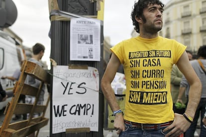 Un miembro de Juventud sin futuro en la acampada del 15-M en la Puerta del Sol de Madrid en mayo de 2011.