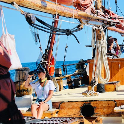 Lucía Guerrero, durante el viaje de nueve días en velero para analizar microplásticos.