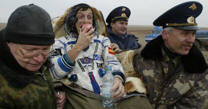 Pedro Duque, en su regreso a la superficie de la Tierra tras su estancia en la Estación Espacial Internacional, en 2003.