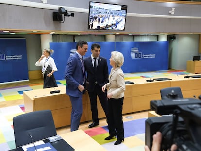 El presidente del Gobierno, Pedro Sánchez, con la presidenta de la Comisión Europea, Ursula von der Leyen, este martes en Bruselas.