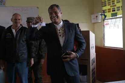 Los ecuatorianos han comenzado a votar en las primeras elecciones presidenciales a las que no concurre Rafael Correa, que el próximo 24 de mayo se despedirá definitivamente del cargo tras una década en el poder. En la imagen, Rafael Correa tras votar en Quito.