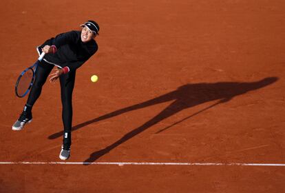 Muguruza sirve durante el partido contra Pliskova en la pista Suzanne Lenglen de París.