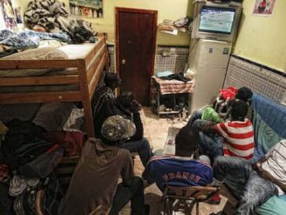 Sala en la que duermen seis de los 11 residentes en un piso del barrio de Lavapiés.