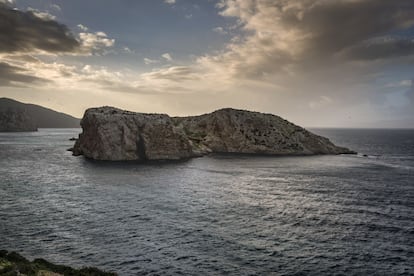 La isla de Perejil es una de las posesiones de España en el norte de África. Frecuentada por contrabandistas fue ocupada por tropas marroquiés el 11 de julio de 2002 y desalojada por fuerzas militares españolas bajo el Gobierno de Aznar. No es fácil llegar hasta aquí, no hay caminos, y las fuerzas militares marroquíes impiden el paso a los curiosos.