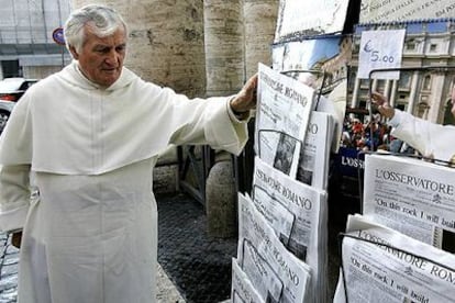 El padre Hejmo revisa el diario <i>L&#39;Osservatore Romano</i>, que dedicaba su portada al estado de salud de Juan Pablo II, el pasado 25 de febrero.