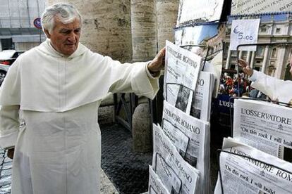 El padre Hejmo revisa el diario <i>L'Osservatore Romano</i>, que dedicaba su portada al estado de salud de Juan Pablo II, el pasado 25 de febrero.