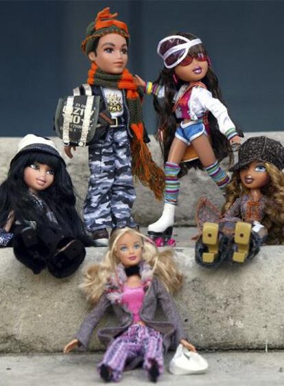 La muñeca Barbie (en el centro) rodeada de sus 'amigas' Bratz.