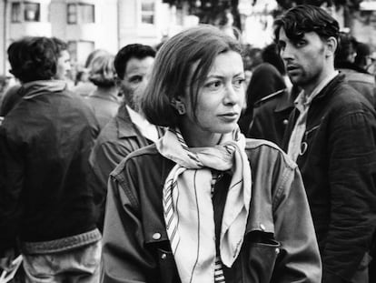 La escritora Joan Didion cubre una manifestación 'hippy' en San Francisco, en 1967.