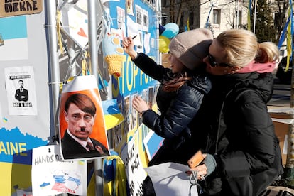 Protesta contra Putin frente a la Embajada de Rusia en Riga, Letonia, el pasado 1 de marzo.