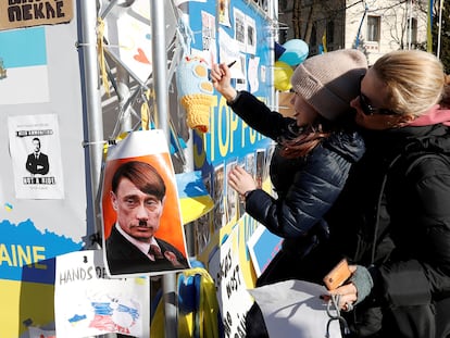 Protesta contra Putin frente a la Embajada de Rusia en Riga, Letonia, el pasado 1 de marzo.