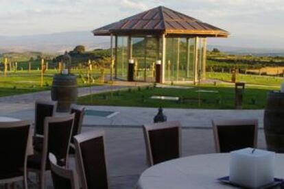 Terraza del hotel de la bodega Eguren Ugarte, en Páganos (Álava).