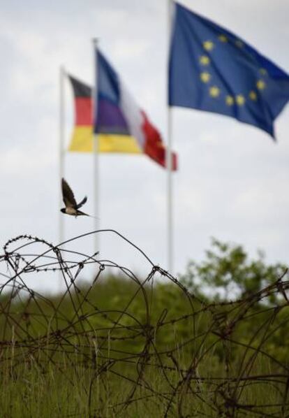 La banderas alemana, francesa y europea ondean en el Fuerte Douaumont, en el campo de batalla de Verd&uacute;n