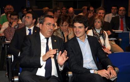 José Luis Bilbao (izquierda), junto a Unai Rementeria, candidato del PNV a presidir la Diputación vizcaína.