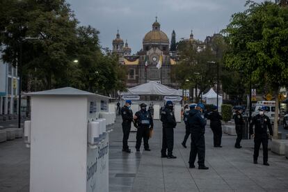 Elementos de la policía local custodian los alrededores de la basílica de Guadalupe.