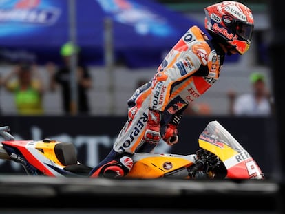 El piloto de Honda Marc Márquez, tras cruzar la línea de meta.