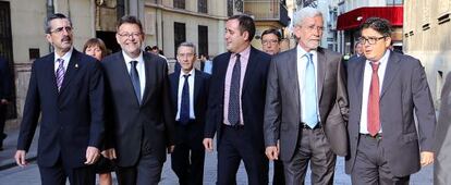 Miembros del PSPV, entre ellos Ximo Puig y el expresidente Joan Lerma, a su llegada al acto del 9 d&#039;Octubre.