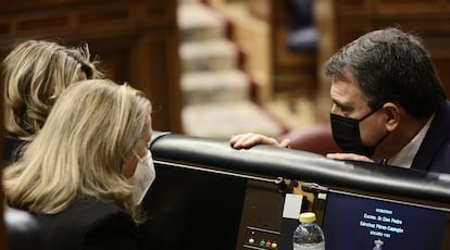 Aitor Esteban conversa con las vicepresidentas Yolanda Díaz y Nadia Calviño, en el pleno del jueves.