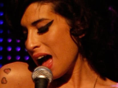 Amy Winehouse, durante su actuación en los premios Mercury, en septiembre de 2007.