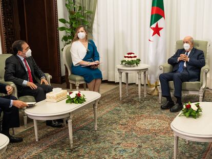 El ministro de Asuntos Exteriores, José Manuel Albares, segundo por la izquierda, con el presidente de Argelia, Abdelmayid Teboune.
