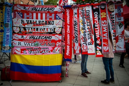 Un puesto de venta de banderas y bufandas frente al estadio de Vallecas.