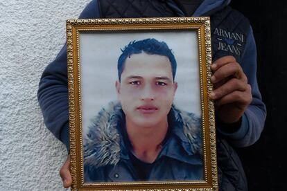Walid Amri, germà d'Anis Amri, amb una foto del principal sospitós de l'atemptat de Berlín a la seva casa a Tunísia.