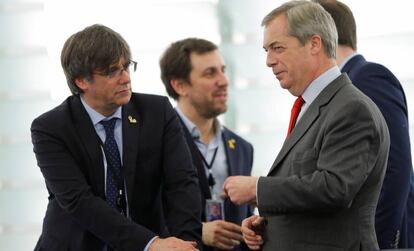 Carles Puigdemont charla con el líder del Partido del Brexit en Estrasburgo, la semana pasada.