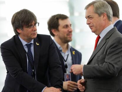 Carles Puigdemont charla con el líder del Partido del Brexit en Estrasburgo, la semana pasada.