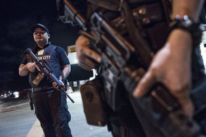 Agentes de las fuerzas especiales de la Policía Nacional de Filipinas durante un control sorpresa en una de las zonas más conflictivas de Manila, el barrio de Payatas.