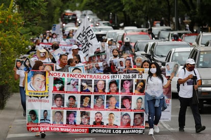 Familiares y amigos de personas desaparecidas protestan en la marcha por la Búsqueda Nacional en Vida en la ciudad de Guadalajara (México)