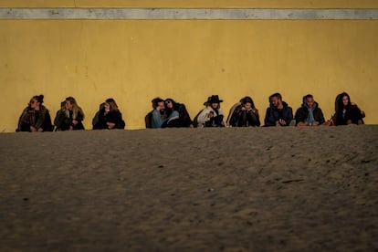 Varios jóvenes descansan en una playa de Cádiz. Andalucía suma este lunes 4 de enero 1.074 casos de coronavirus Covid-19 en 24 horas, una cifra notablemente superior a los 567 positivos del lunes pasado pero 1.146 menos que este domingo, según los datos facilitados por la Consejería de Salud y Familias, que también ha señalado que hay diez fallecidos, cuatro menos que la víspera.