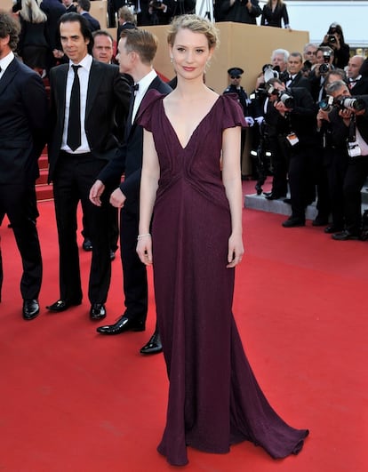 Mia Wasikowska con un vestido que nos recuerda al que llevó Natalie Portman el año que ganó el Oscar. El suyo es de J.Mendel otoño-invierno 2012/13.