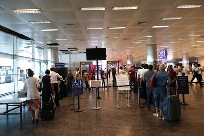 Pasajeros pasan el control policial en el aeropuerto internacional de Atatürk en Estambul.