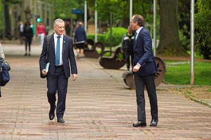 El lehendakari, Iñigo Urkullu (izquierda), y el parlamentario del PP Alfonso Alonso (derecha), a su llegada este viernes a la sede del Parlamento Vasco en Vitoria.