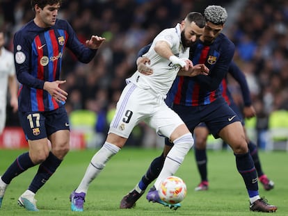 Benzema controla el balón ante la presión de Marcos Alonso y Araujo.