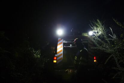 Miembros de protección civil de Vilagarcia luchan contra el fuego declarado en la zona de Castrogudin a las afueras de Vilagarcia (Galicia).
