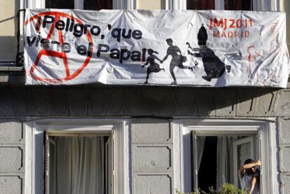 Carteles en contra de la visita del Papa en un balcón del barrio de Huertas.