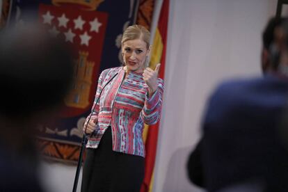 Cristina Cifuentes, presidenta de la Comunidad de Madrid, en la rueda de prensa que ha celebrado tras su comparecencia.