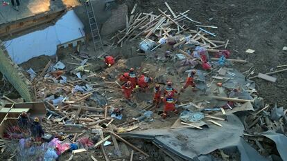 Rescatistas buscan supervivientes en la aldea Minhe Hui tras el terremoto, este martes.