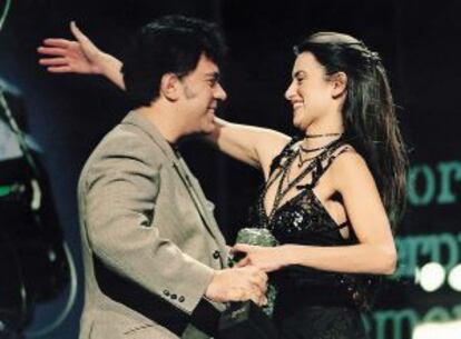 Pedro Almodóvar entrega un Goya a Penélope Cruz en 1999.