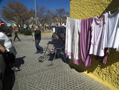 Cuatro vecinos de el barrio de 'Los Pajaritos' de Sevilla, una de las zonas de menos renta por hogar de España