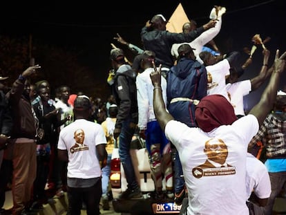 Partidarios del presidente Sall celebran en las calles la autoproclamada victoria de su candidato, ayer en Dakar.