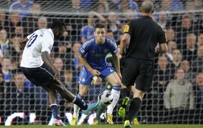 Adebayor marca el primer gol del Tottenham.