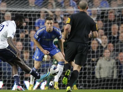 Adebayor marca el primer gol del Tottenham.