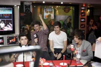 Los integrantes del grupo brit&aacute;nico One direction durante una entrevista en una estaci&oacute;n de radio francesa.