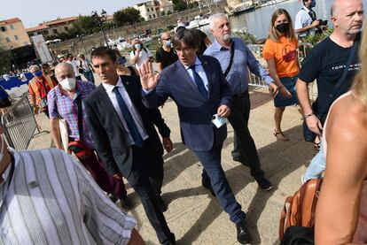 El 'expresident' Carles Puigdemont saluda el pasado sábado en Cerdeña.