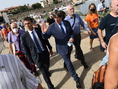 El 'expresident' Carles Puigdemont saluda el pasado sábado en Cerdeña.