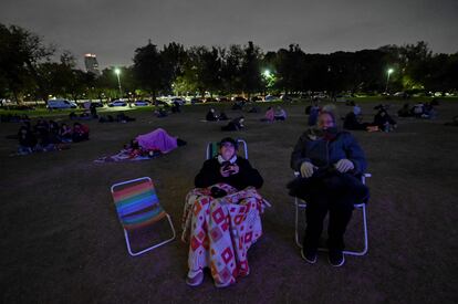 Personas congregadas en un parque de Buenos Aires para observar el eclipse.